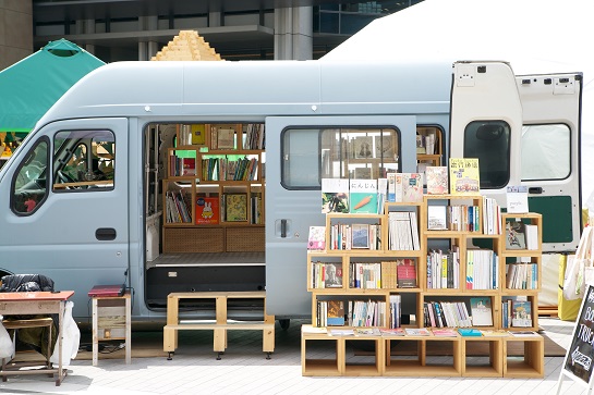 【フェア】移動式古本屋「BOOK TRUCK」のセレクト本棚が、SPBSに期間限定出張！